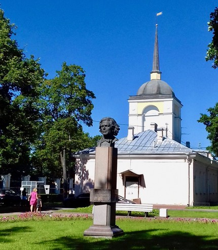 Памятник Антону Рубинштейну в Петергофе. Фото: Belcanto.ru